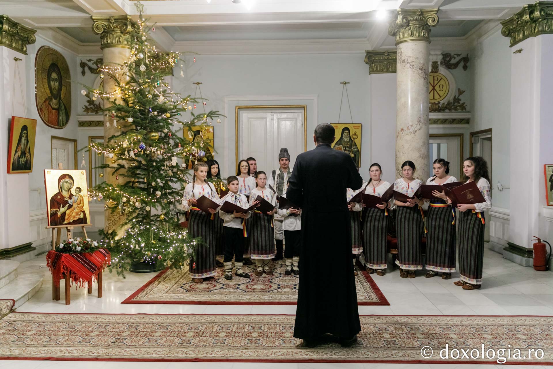 (Foto) Parohia Bâcu – Colindători la Reședința Mitropolitană 2021