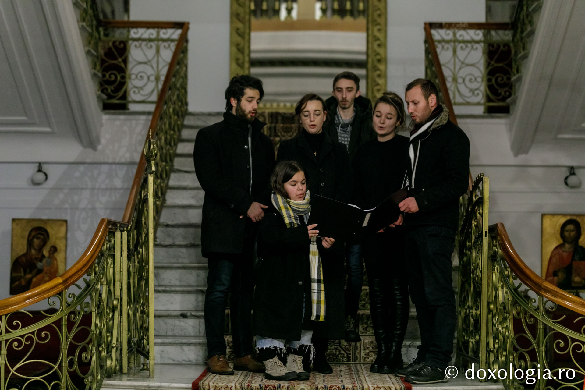 (Foto) Grup vocal de la Liceul de Arte „Victor Brauner” din Piatra Neamț – Colindători la Reședința Mitropolitană 2021