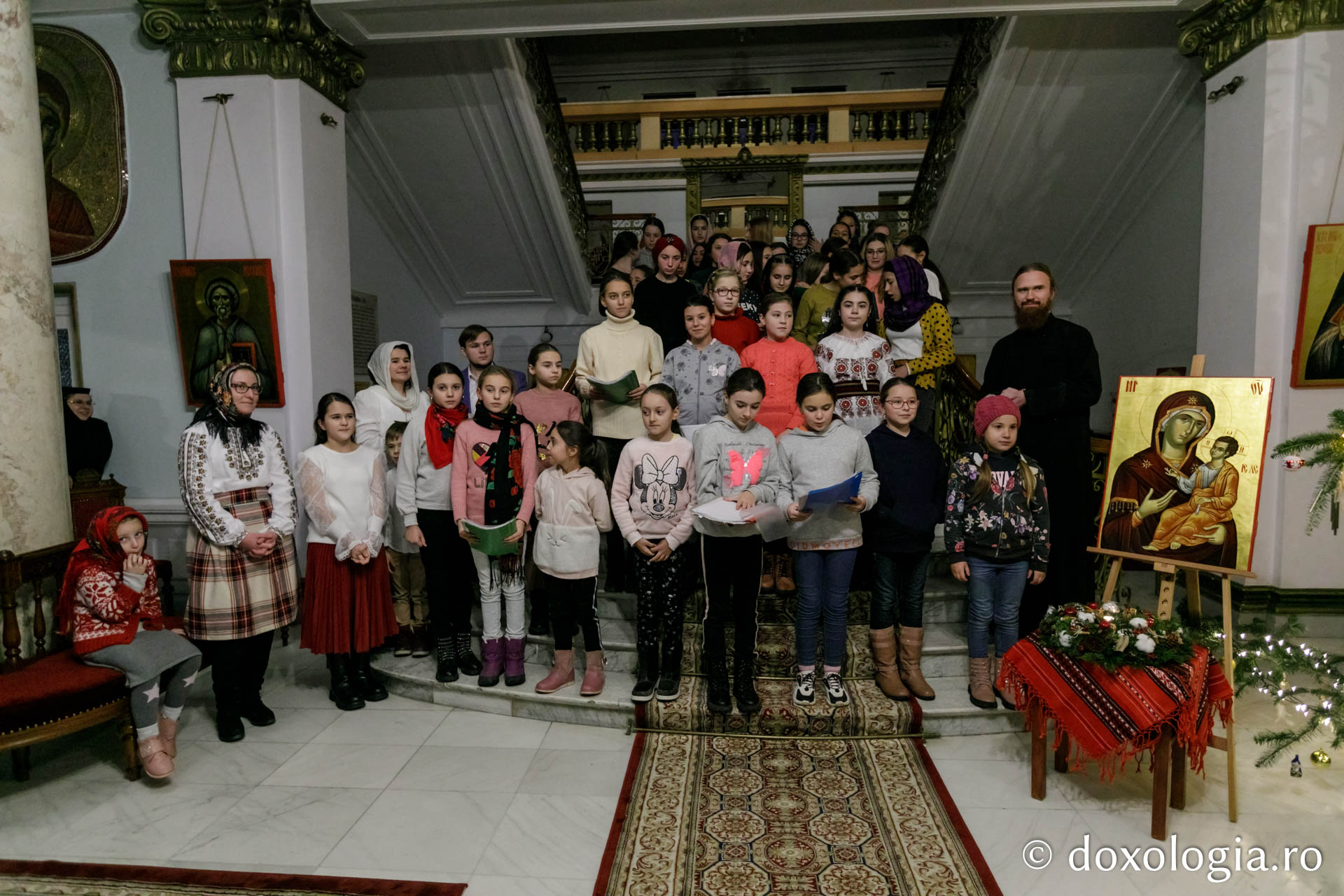 (Foto) Parohia Liteni – Colindători la Reședința Mitropolitană 2021