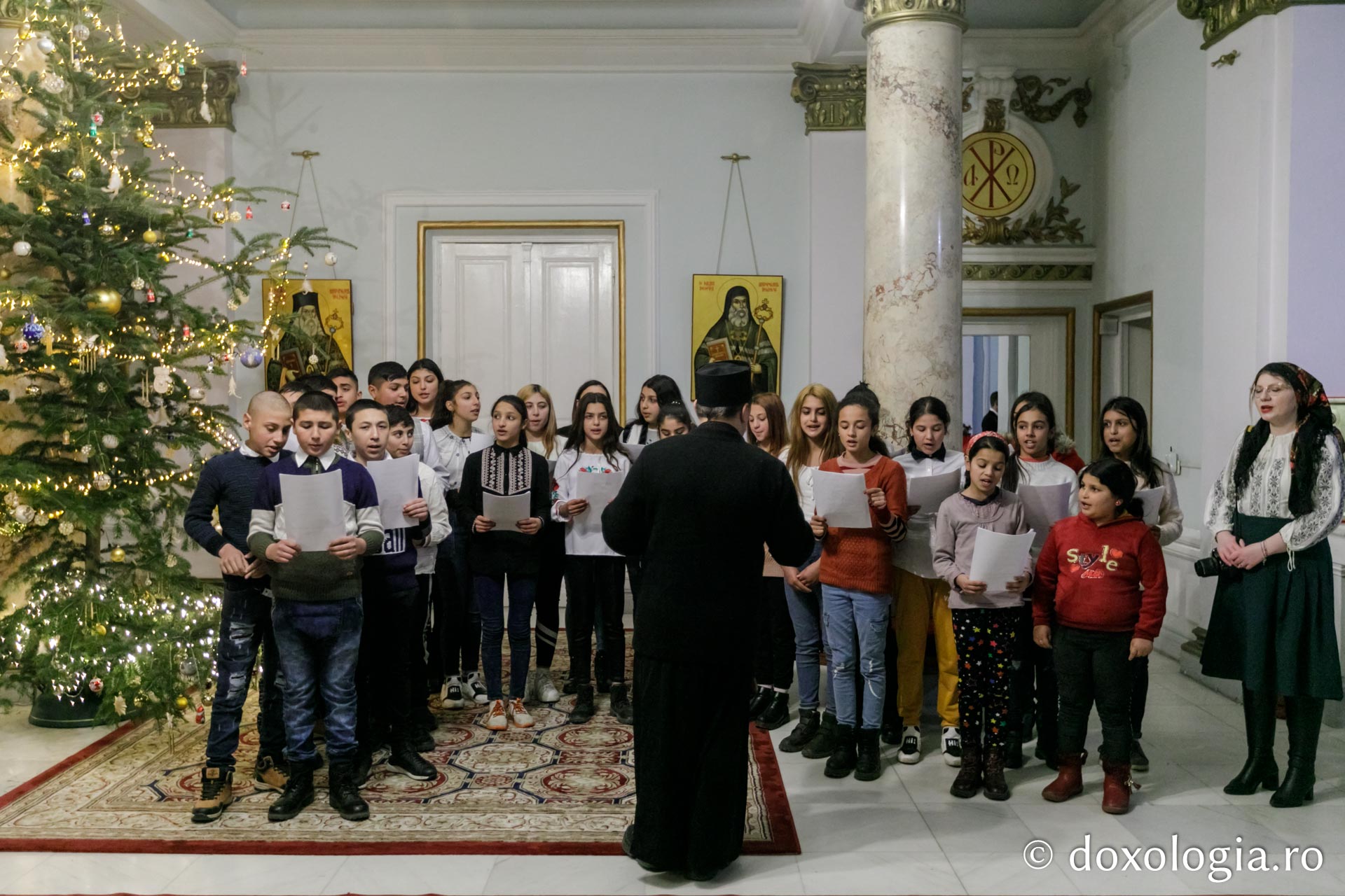 (Foto) Parohia Crucea – Colindători la Reședința Mitropolitană 2021