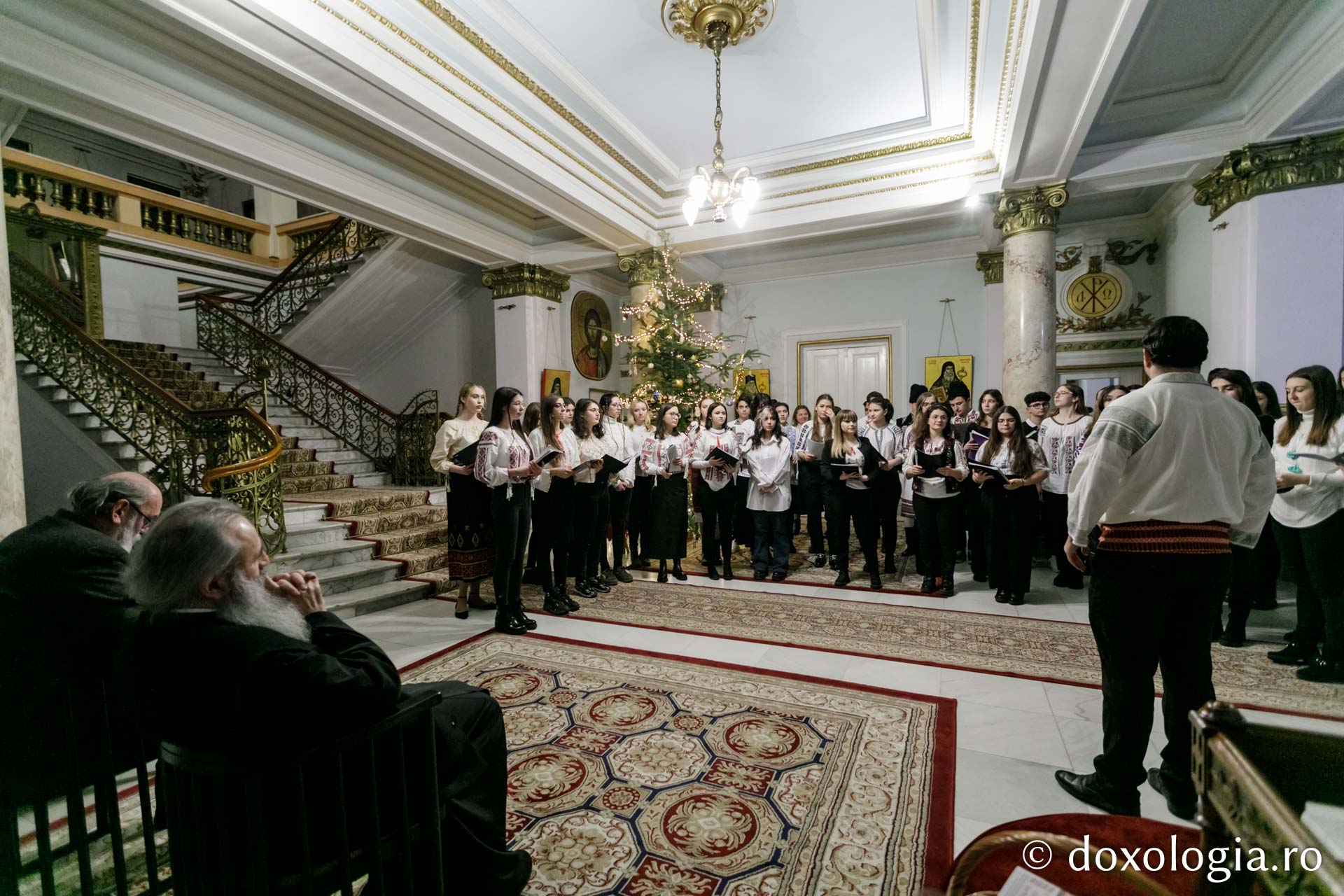 (Foto) Colegiul Național de Artă „Octav Băncilă” din Iași – Colindători la Reședința Mitropolitană 2021