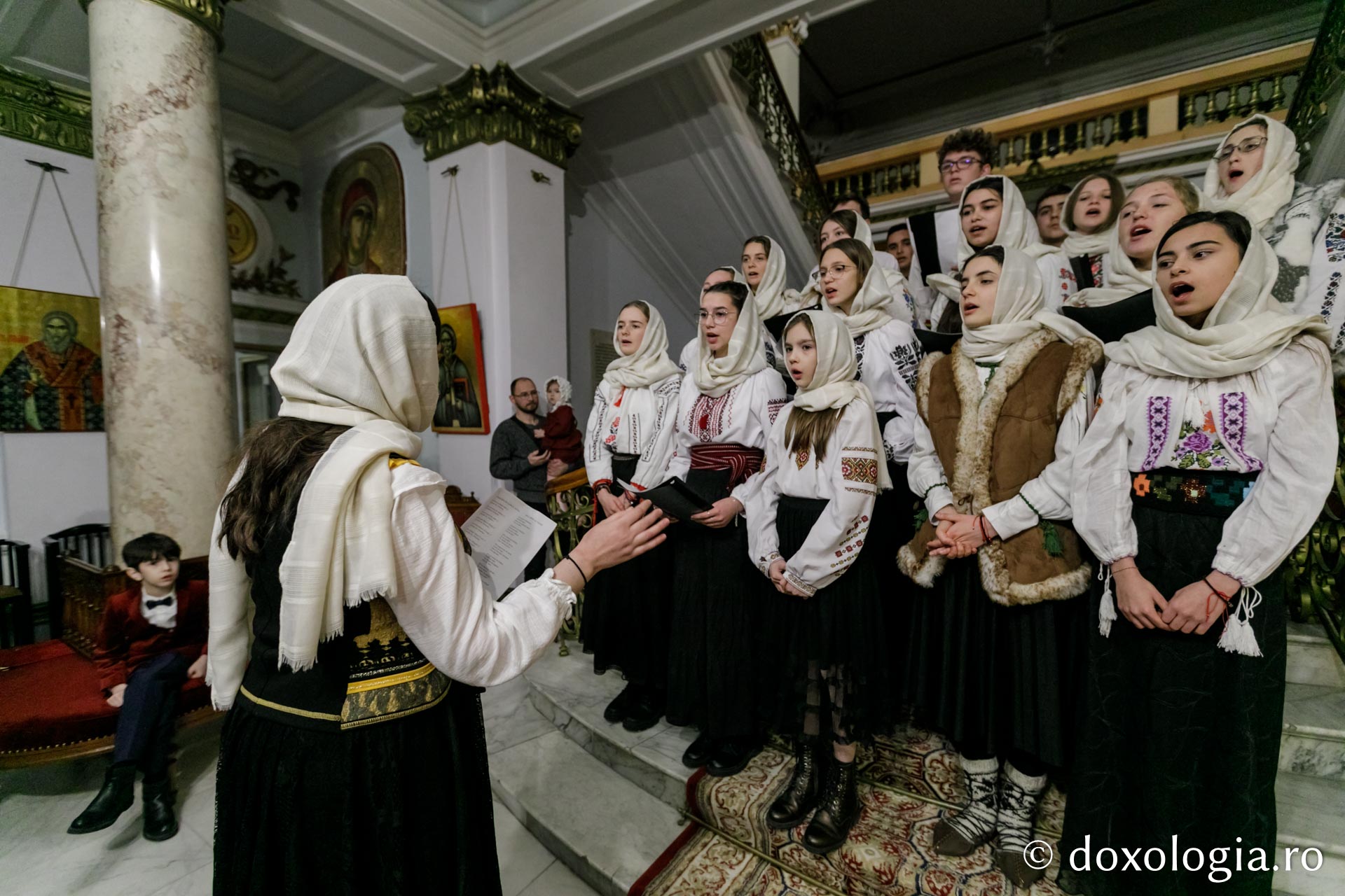(Foto) Parohia Ceplenița – Colindători la Reședința Mitropolitană 2021
