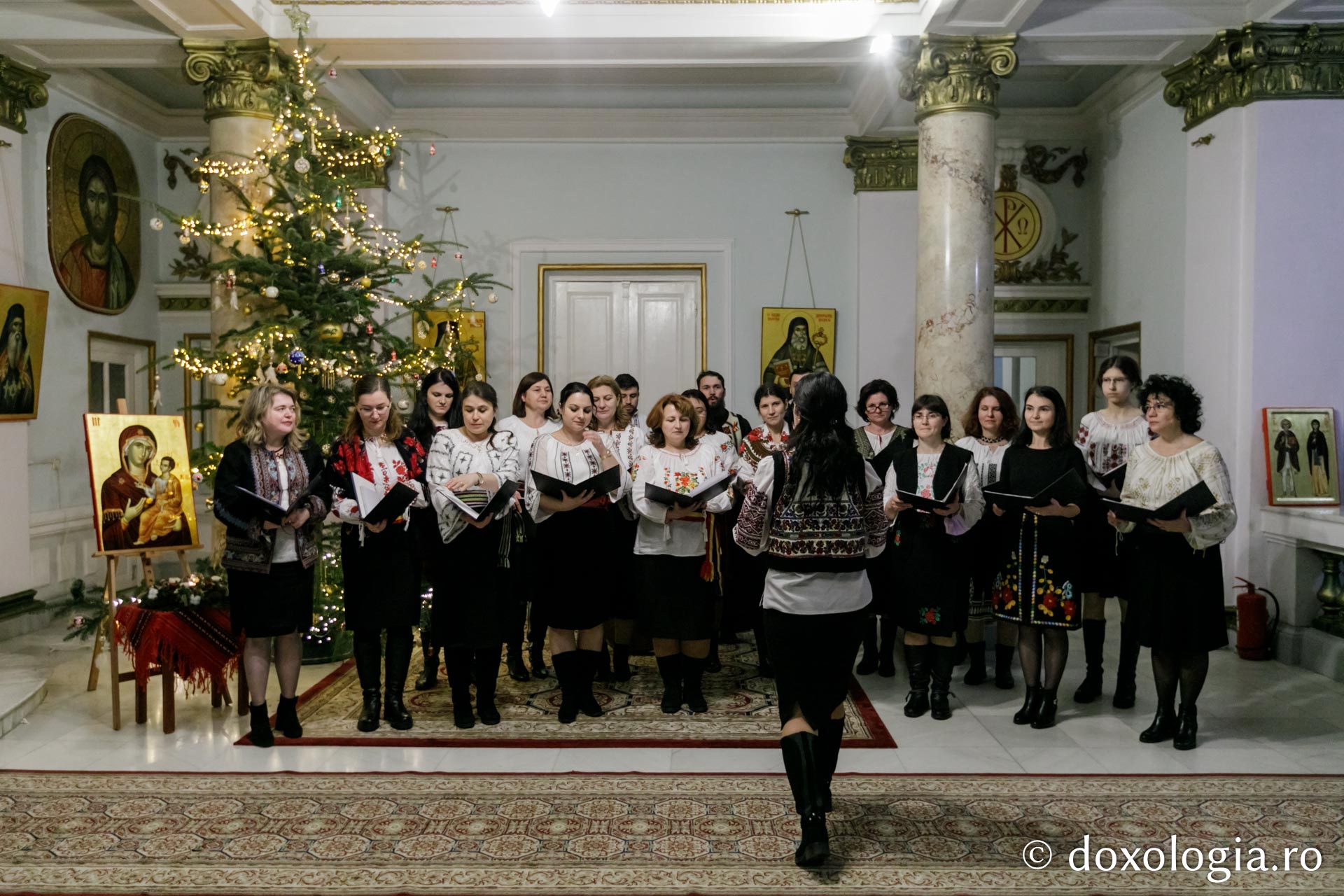 (Foto) Corul Profesorilor de Religie din Iași – Colindători la Reședința Mitropolitană 2021