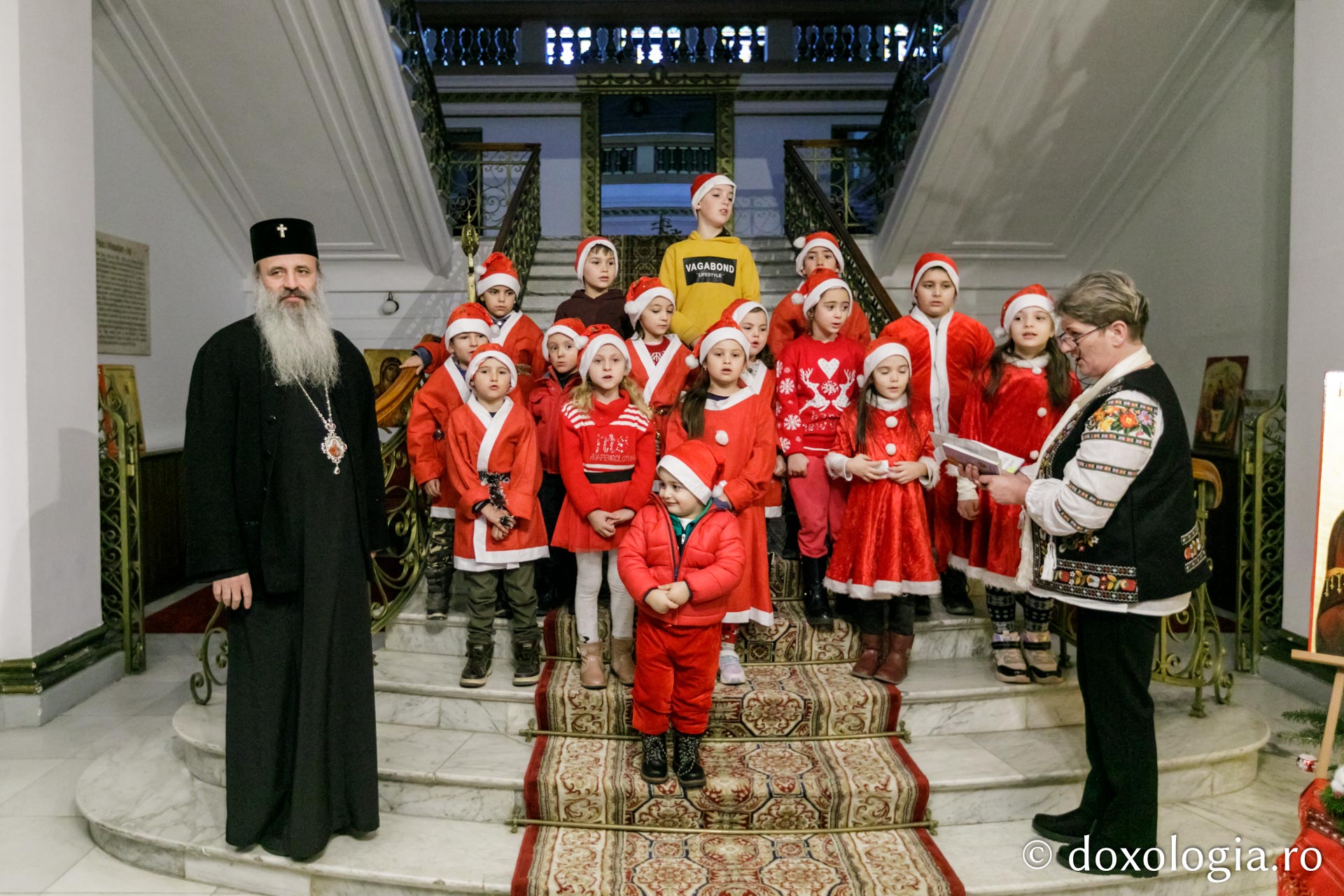 (Foto) Școala Rădeni-Roșcani – Colindători la Reședința Mitropolitană 2021