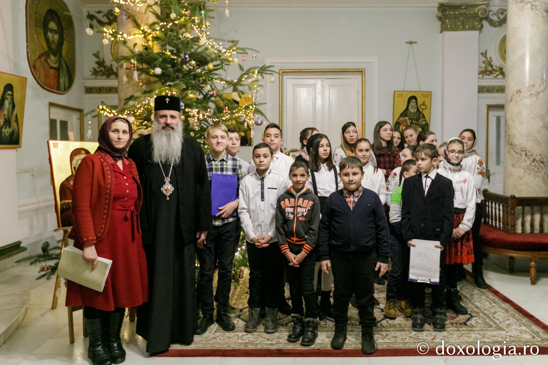 (Foto) Parohia Drăgești – Colindători la Reședința Mitropolitană 2021