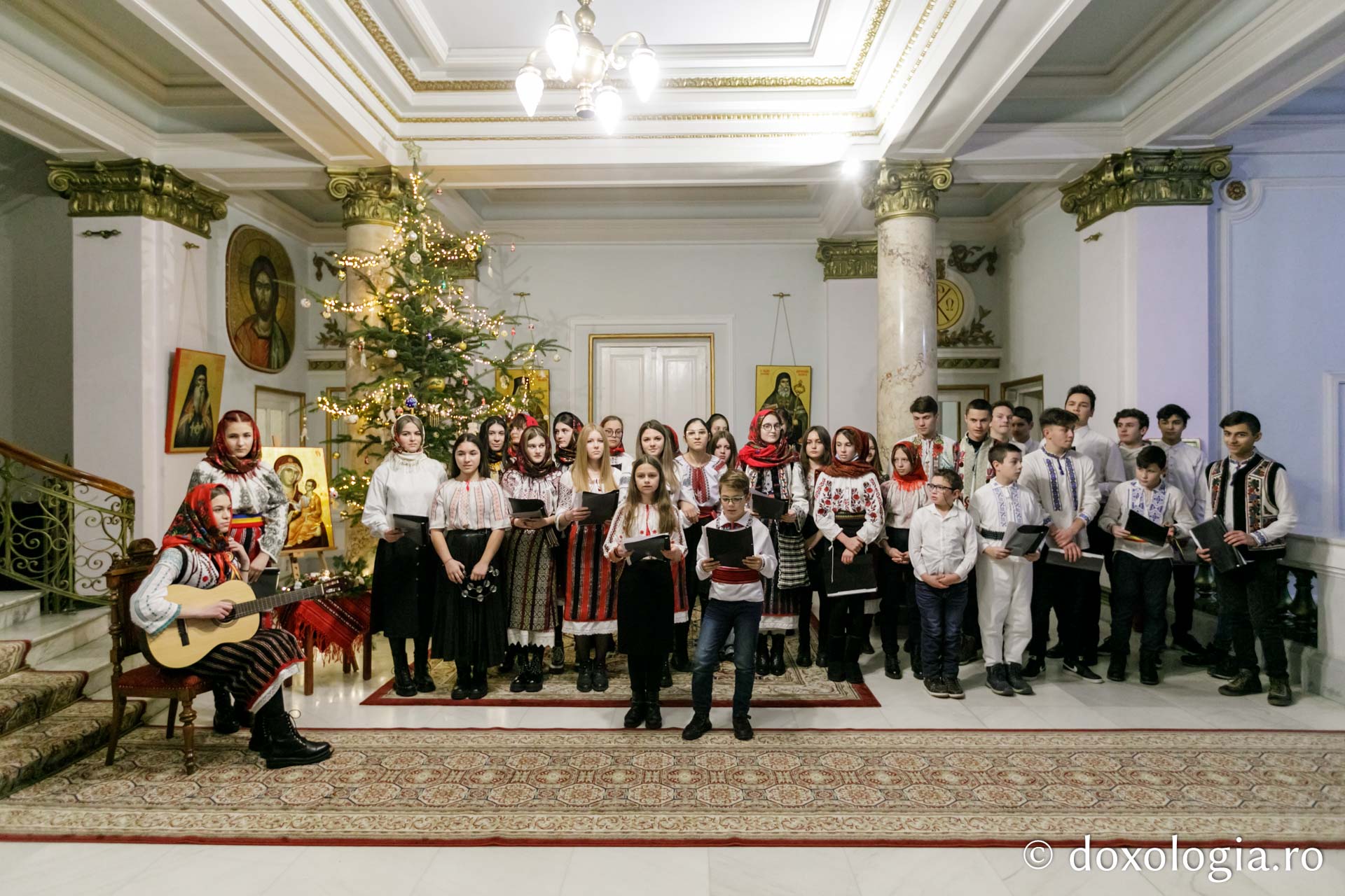 (Foto) ATOR Pașcani – Colindători la Reședința Mitropolitană 2021