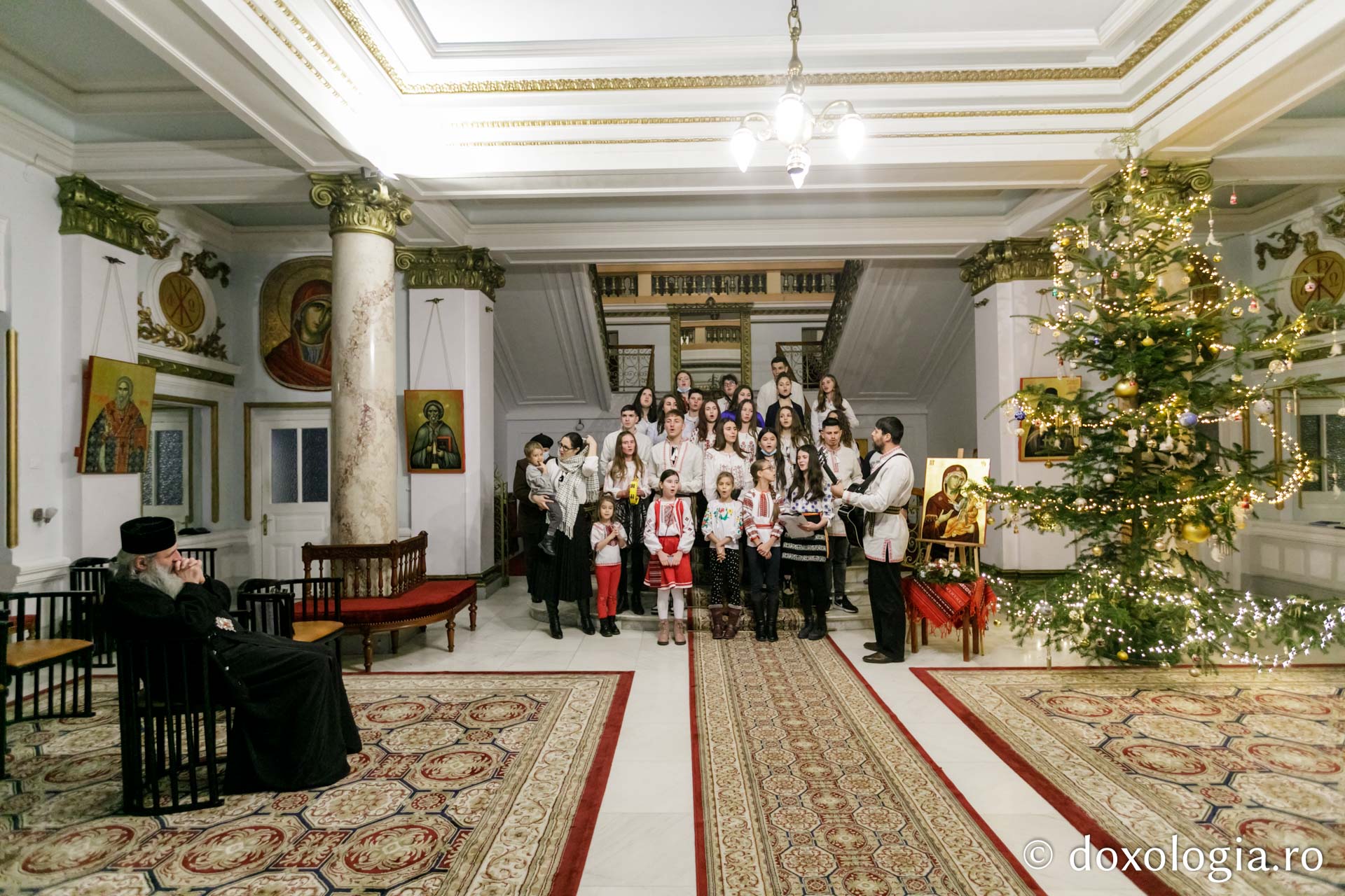 (Foto) Parohia Moimești – Colindători la Reședința Mitropolitană 2021