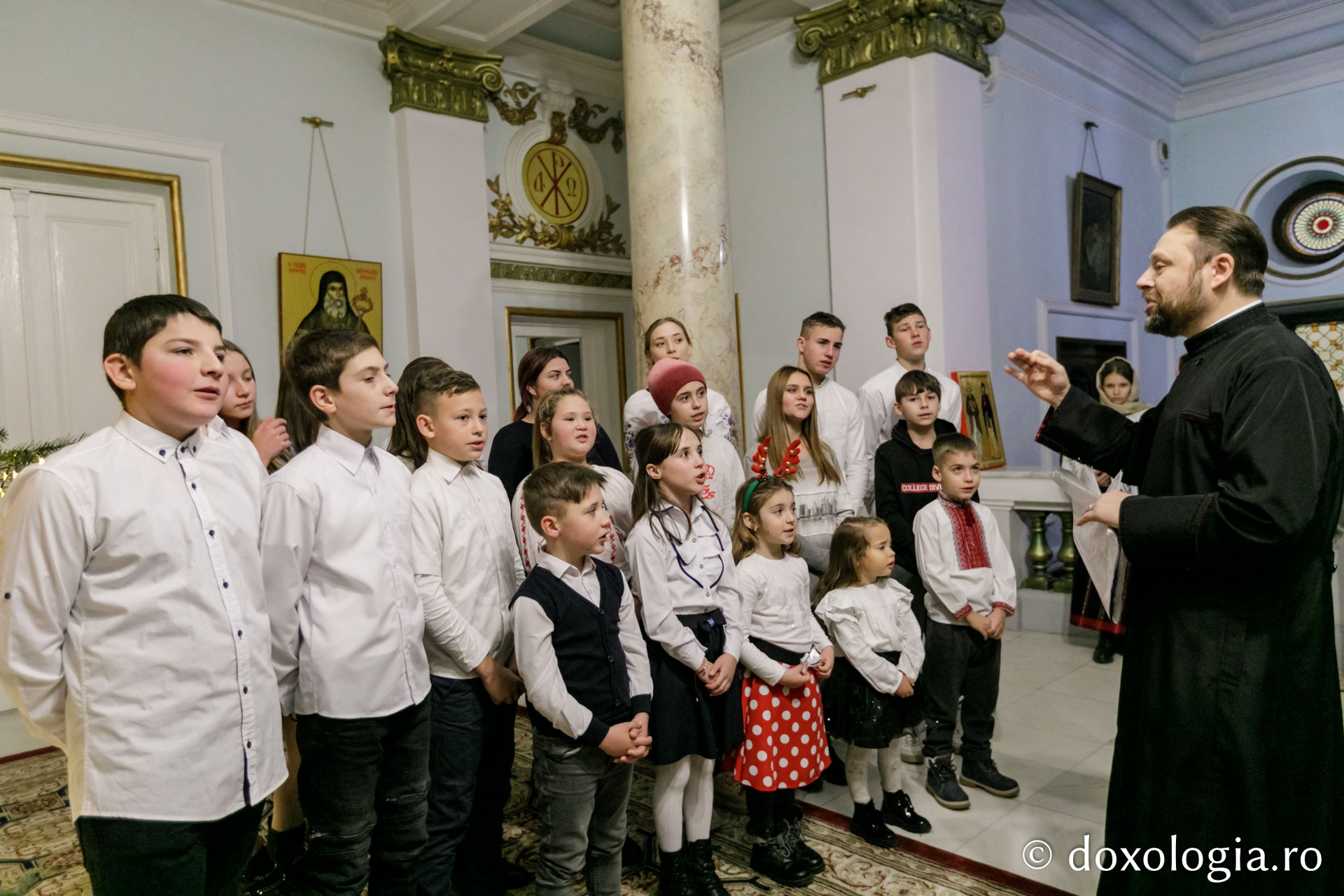 (Foto) Parohia Movileni – Colindători la Reședința Mitropolitană 2021