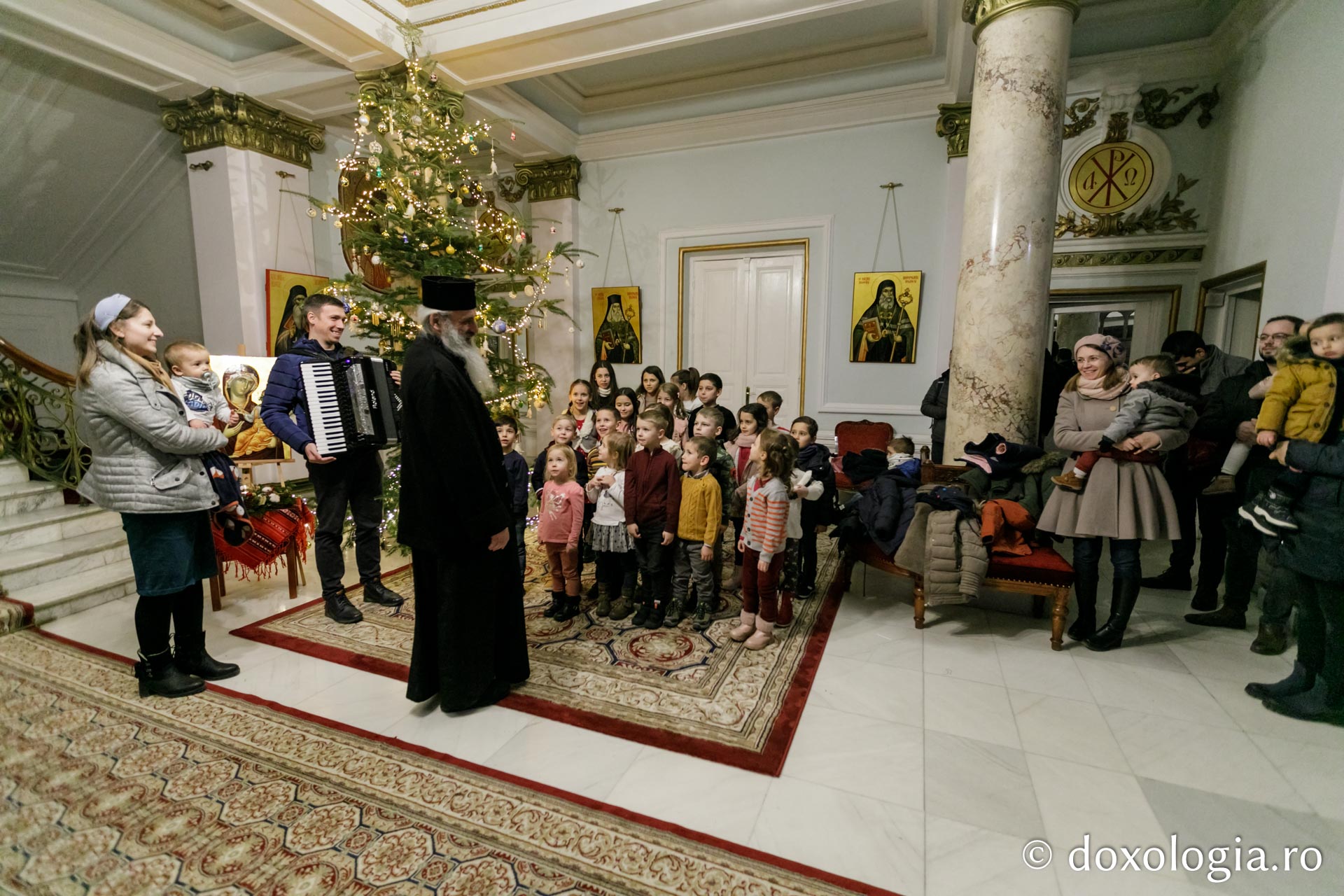 (Foto) Corul copiilor al Asociației „Oastea Domnului” din Iași – Colindători la Reședința Mitropolitană 2021