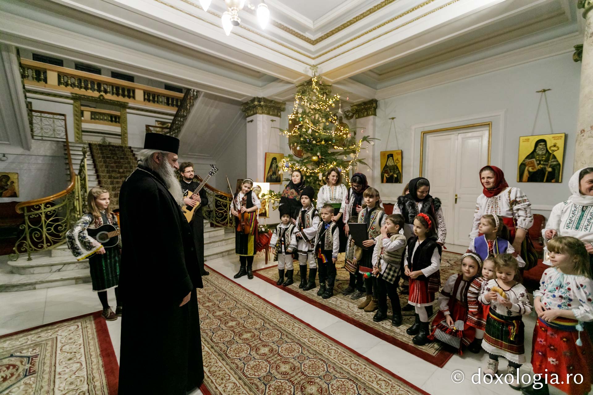 (Foto) Familiile diaconilor Catedralei Mitropolitane din Iași – Colindători la Reședința Mitropolitană 2021