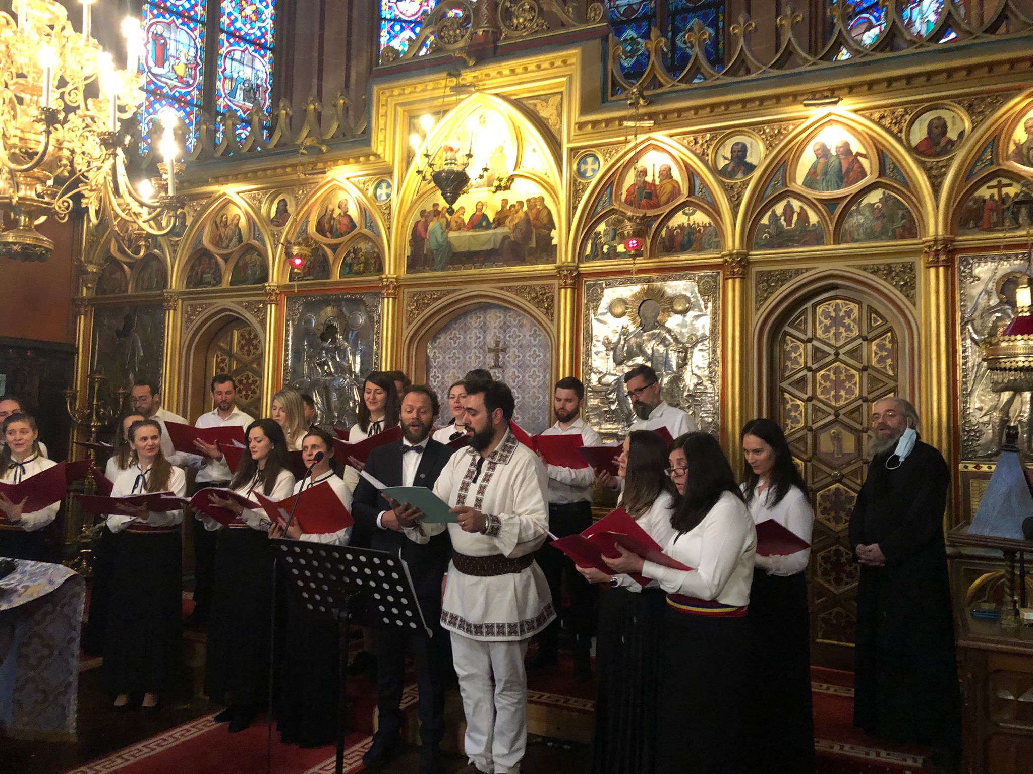 Colinde bizantine și strângere de fonduri la Catedrala Ortodoxă din Paris: Donațiile au fost redirecționate către renovarea Mănăstirii Godoncourt