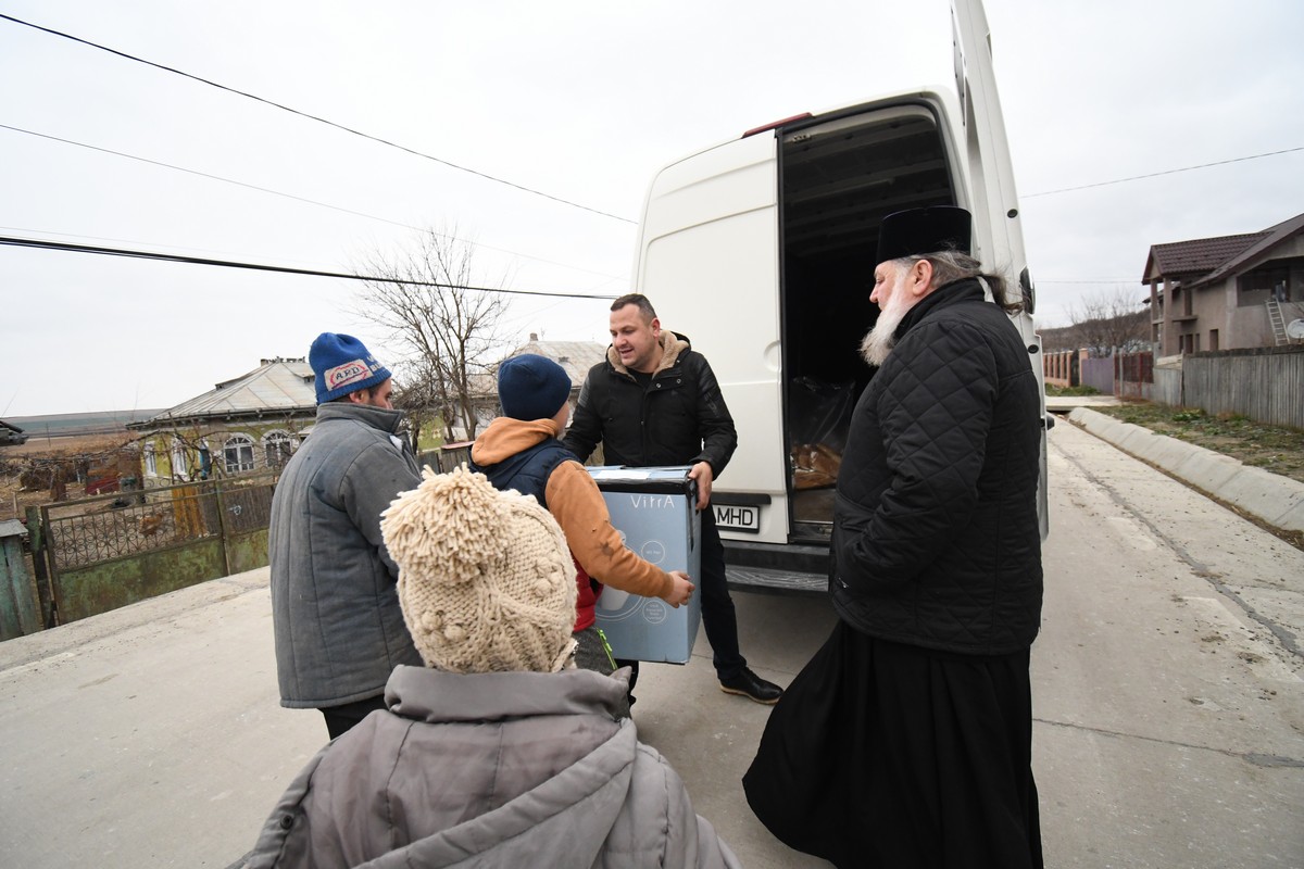 Campania „Daruri în cinstea Pruncului Iisus” a Mănăstirii Hadâmbu, în comuna Andrieșeni