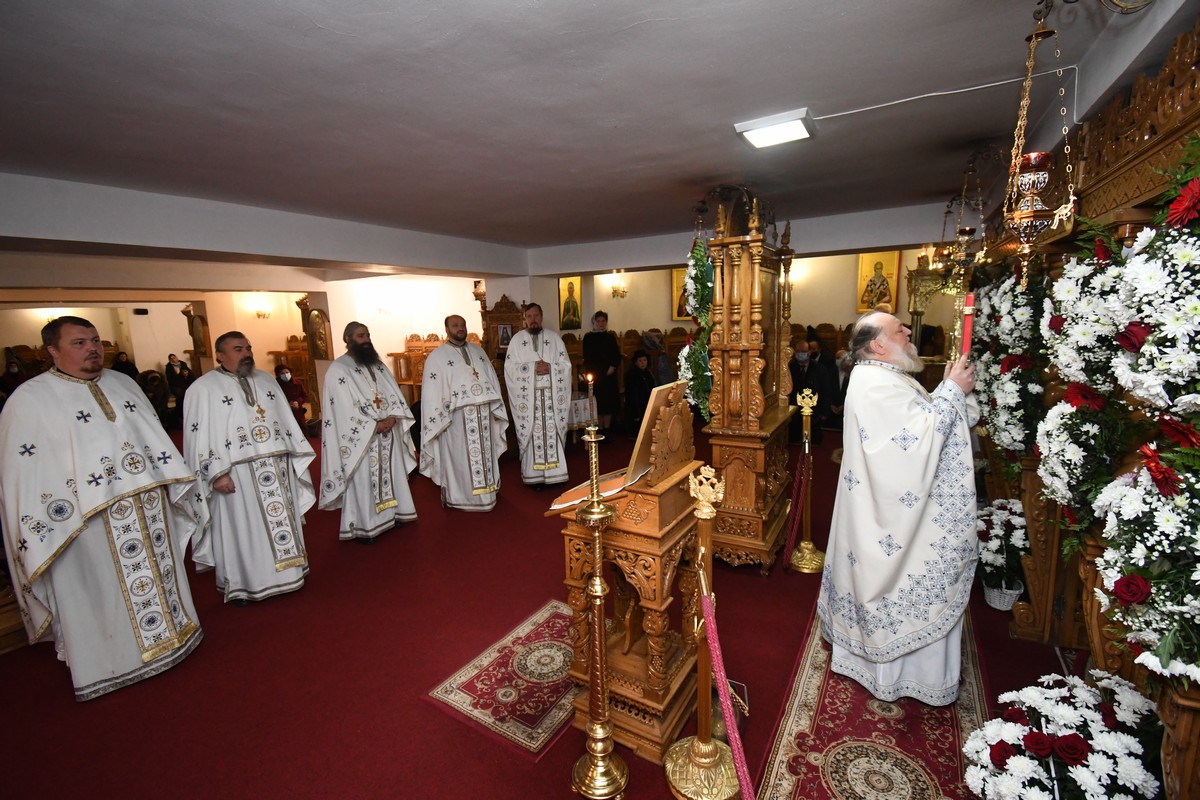 Paraclisul de iarnă al Mănăstirii Hadâmbu, în straie de sărbătoare