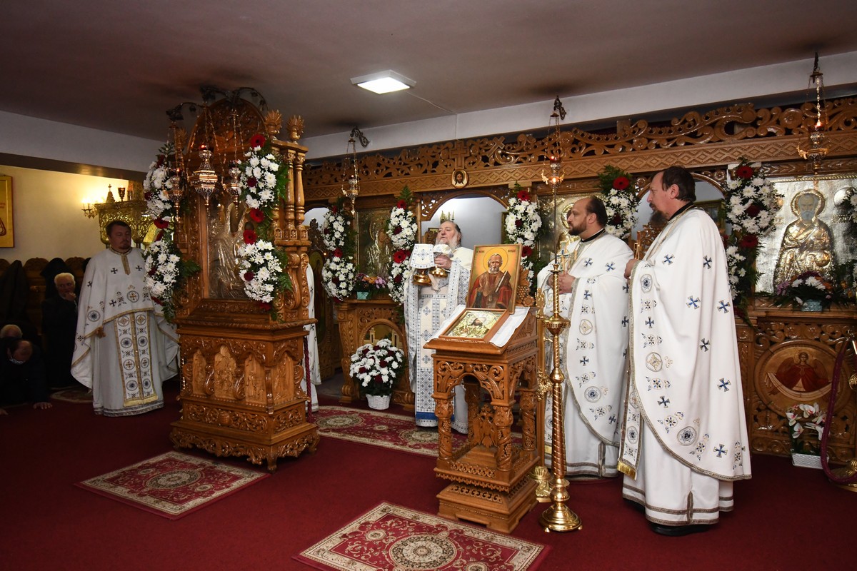 Paraclisul de iarnă al Mănăstirii Hadâmbu, în straie de sărbătoare