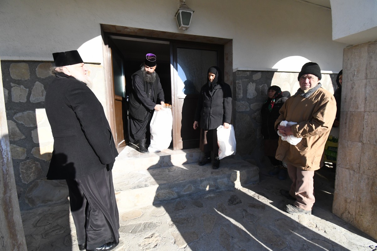 Alimente pentru nevoiași din partea Mănăstirii Hadâmbu