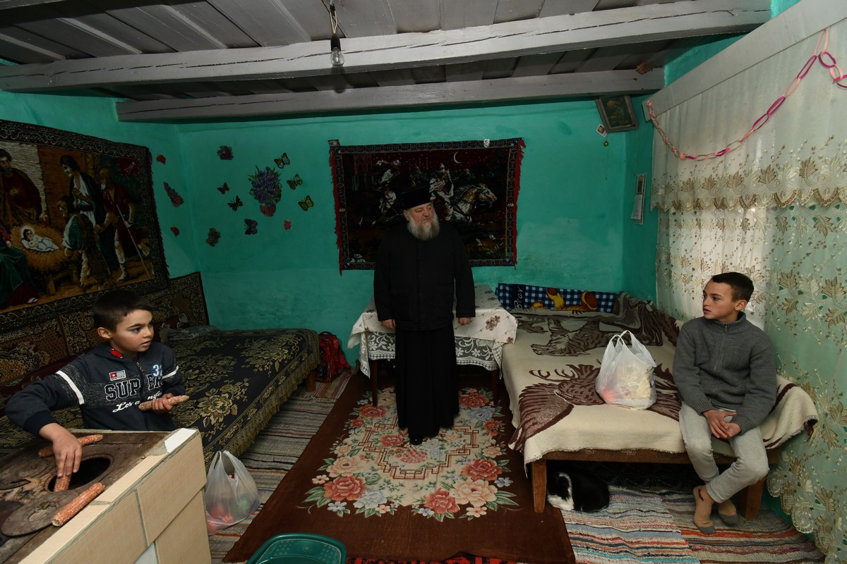 Campania „Daruri în cinstea Pruncului Iisus” a Mănăstirii Hadâmbu, în comuna Andrieșeni