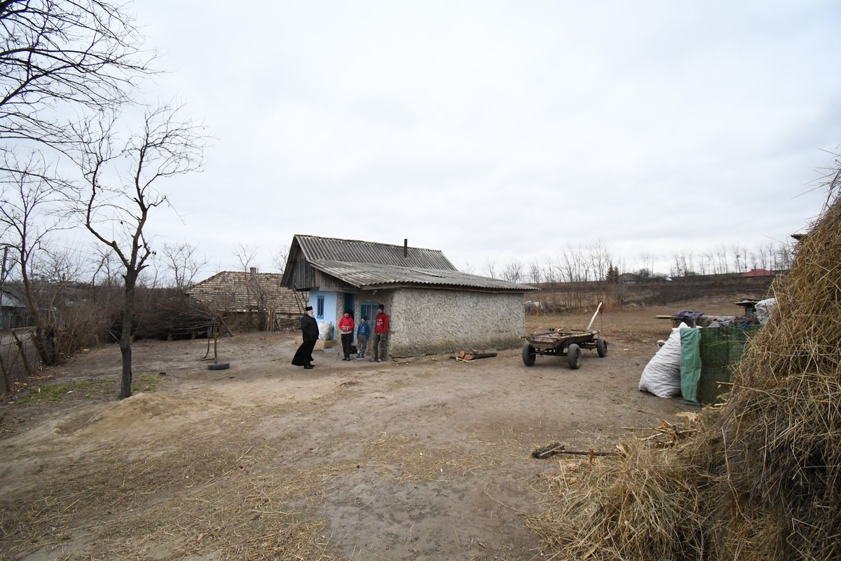 Campania „Daruri în cinstea Pruncului Iisus” a Mănăstirii Hadâmbu, în comuna Andrieșeni