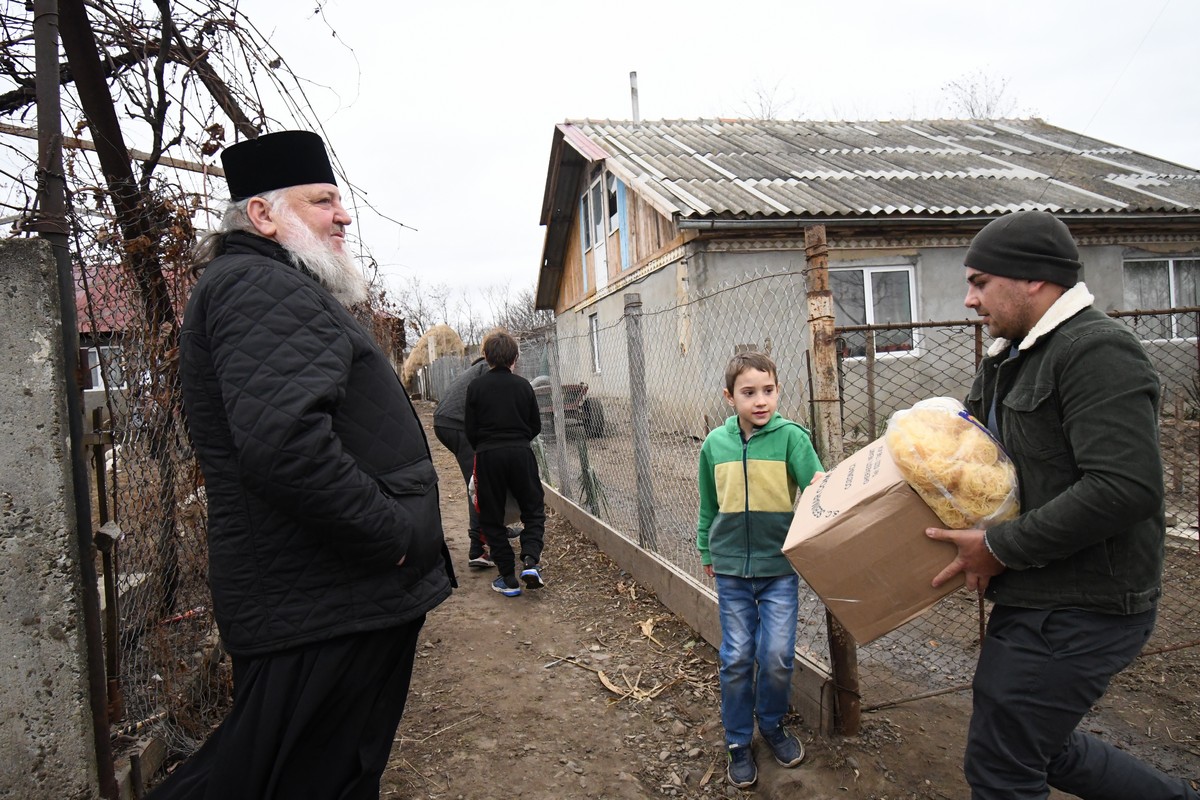 Campania „Daruri în cinstea Pruncului Iisus” a Mănăstirii Hadâmbu, în comuna Andrieșeni
