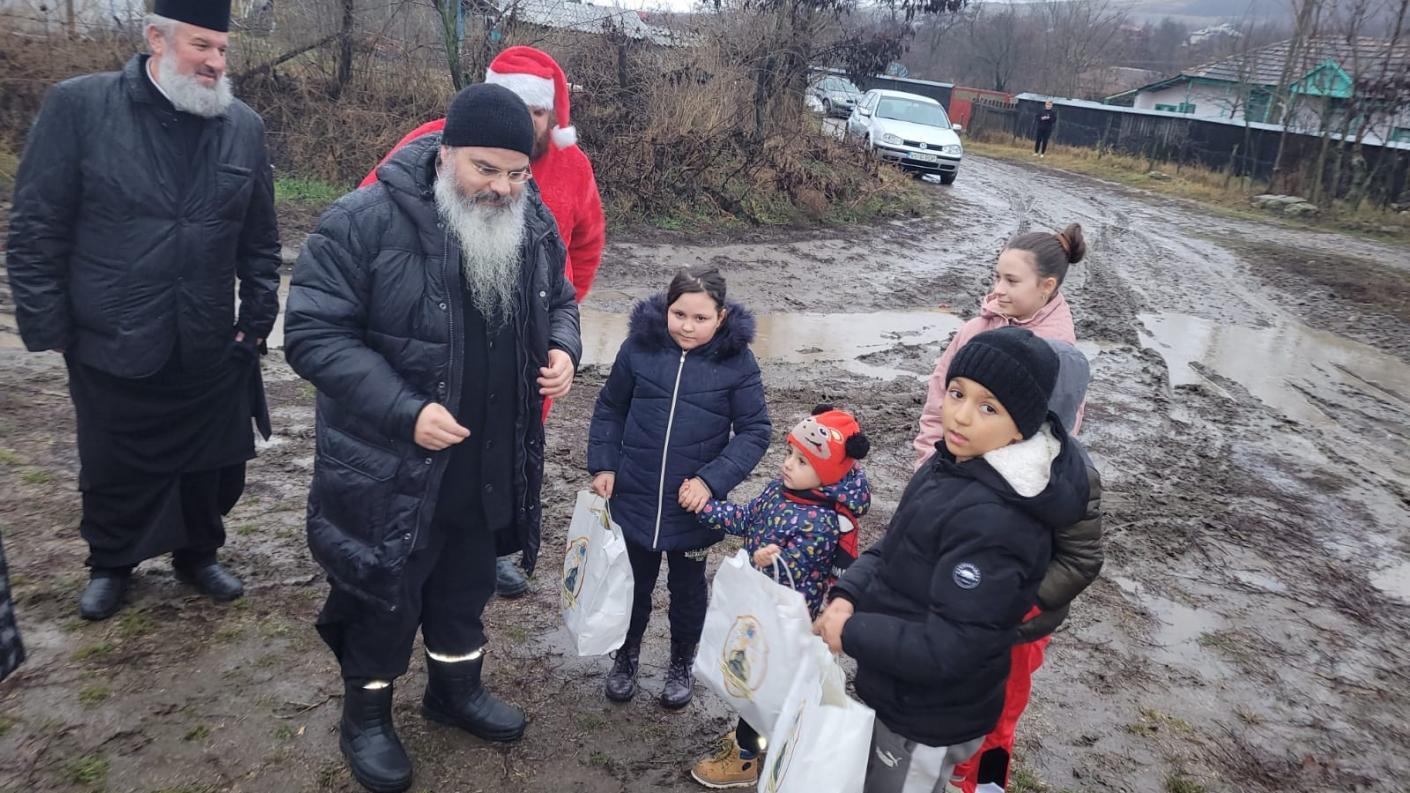 Caravana „Dar de Crăciun”, a Episcopiei Hușilor, a ajuns la copiii din satele Protopopiatului Vaslui