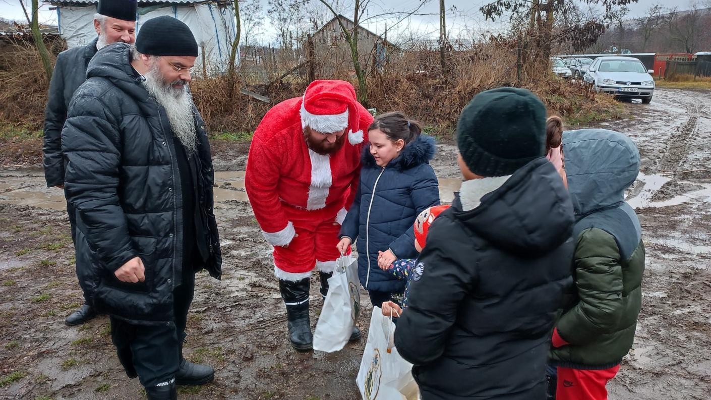 Caravana „Dar de Crăciun”, a Episcopiei Hușilor, a ajuns la copiii din satele Protopopiatului Vaslui