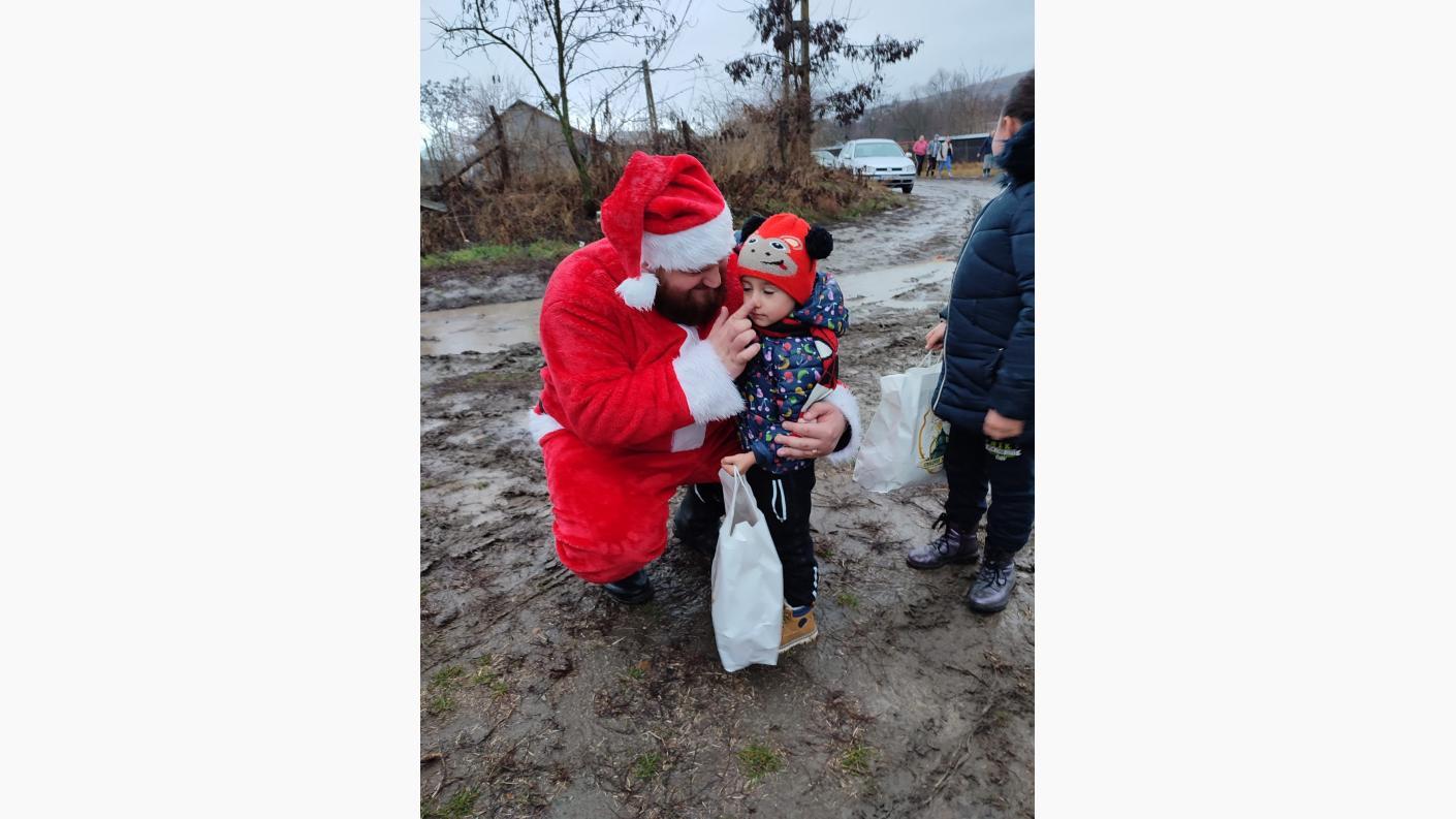 Caravana „Dar de Crăciun”, a Episcopiei Hușilor, a ajuns la copiii din satele Protopopiatului Vaslui