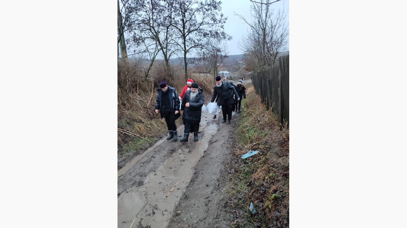 Caravana „Dar de Crăciun”, a Episcopiei Hușilor, a ajuns la copiii din satele Protopopiatului Vaslui