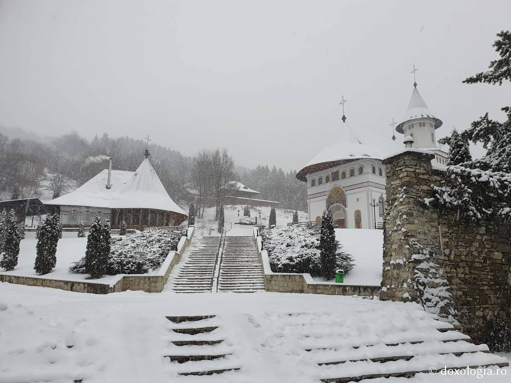(Foto) Peisaj de iarnă la Mănăstirea Pângărați