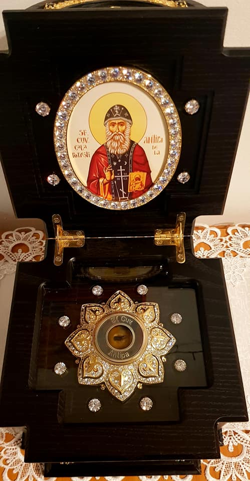 Veșmântul Sfântului Ioan cel Nou de la Suceava și o părticică din moaștele Sfântului Antipa de la Calapodești au ajuns la Parohia Sascut Sat – Schineni
