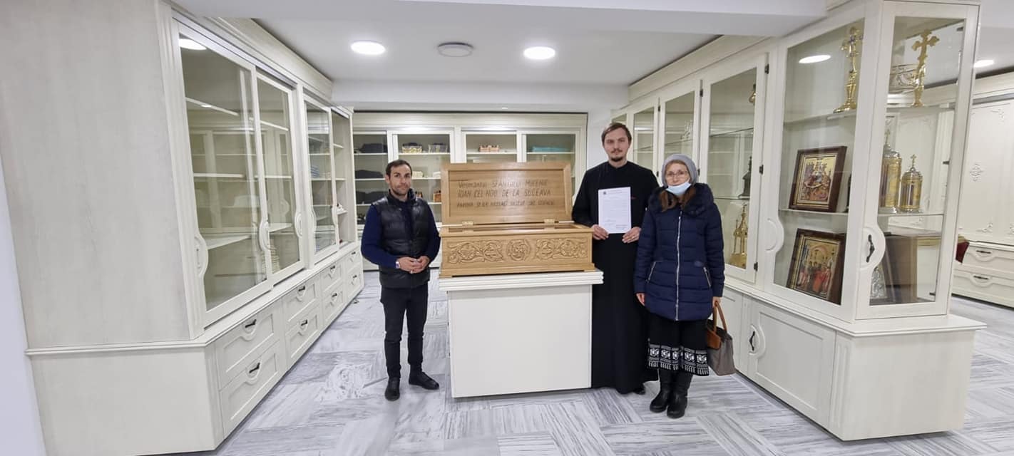 Veșmântul Sfântului Ioan cel Nou de la Suceava și o părticică din moaștele Sfântului Antipa de la Calapodești au ajuns la Parohia Sascut Sat – Schineni