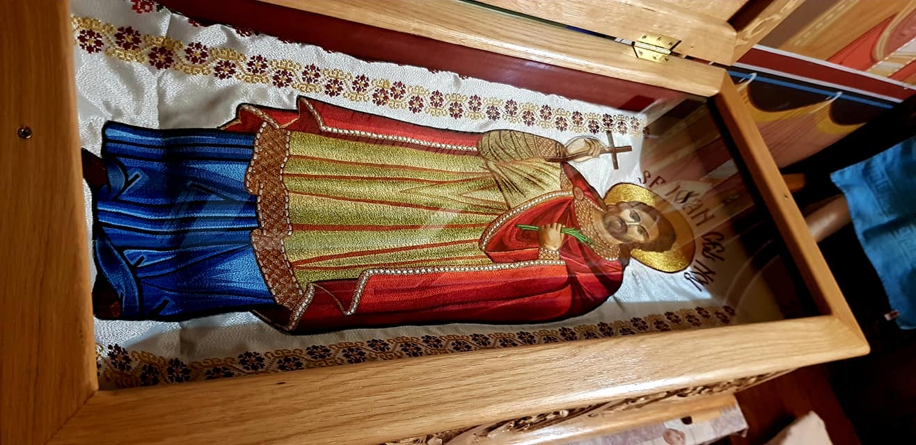 Veșmântul Sfântului Ioan cel Nou de la Suceava și o părticică din moaștele Sfântului Antipa de la Calapodești au ajuns la Parohia Sascut Sat – Schineni