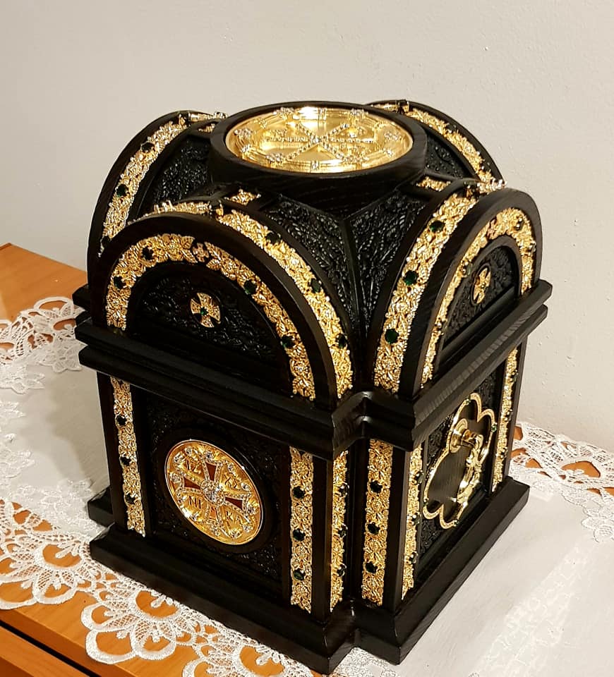 Veșmântul Sfântului Ioan cel Nou de la Suceava și o părticică din moaștele Sfântului Antipa de la Calapodești au ajuns la Parohia Sascut Sat – Schineni