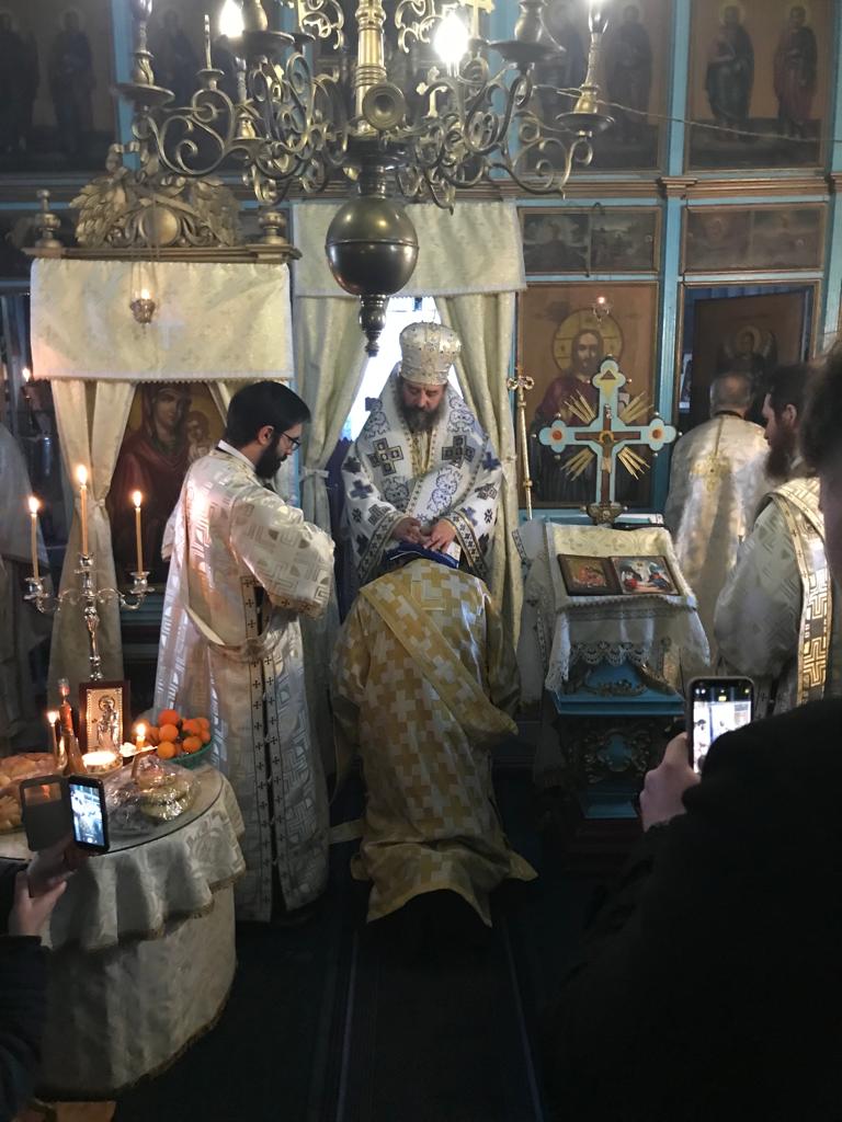 Slujbă arhierească și hirotonie întru preot la Biserica „Sfinții Voievozi” din Răuseni