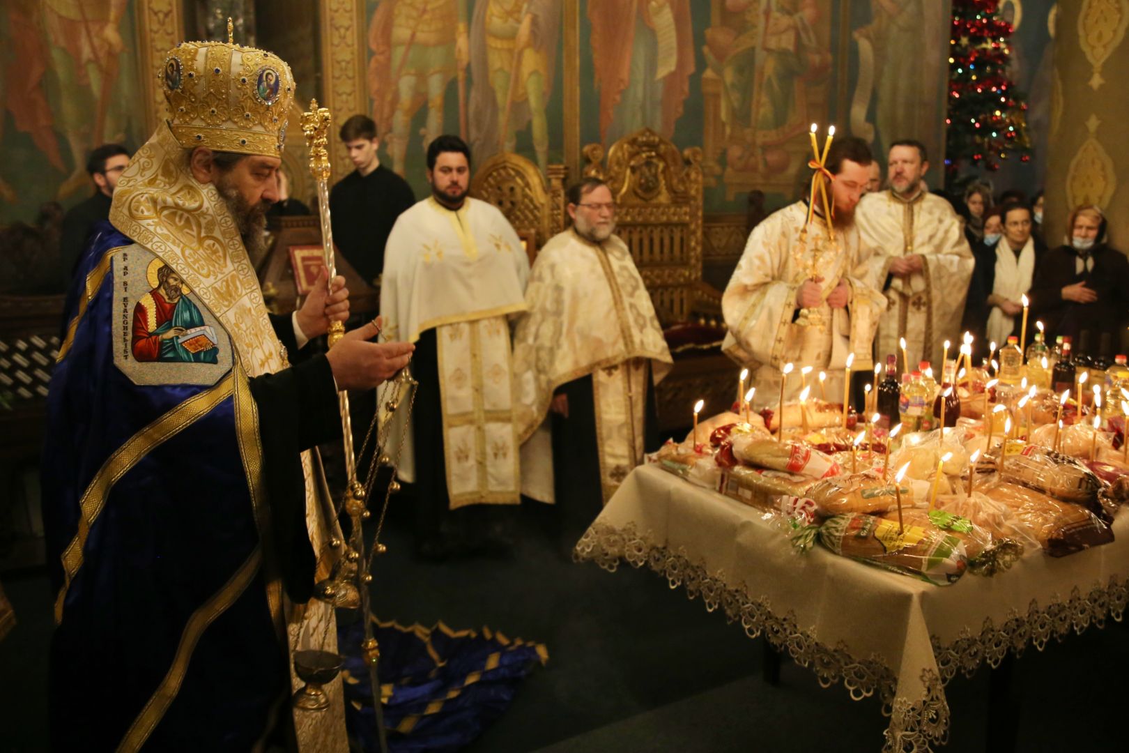 Ierarhul Mirelor Lichiei a fost cinstit ieri seară la Biserica „Sfântul Nicolae Domnesc”. PS Nichifor Botoșăneanul a oficiat slujba vecerniei