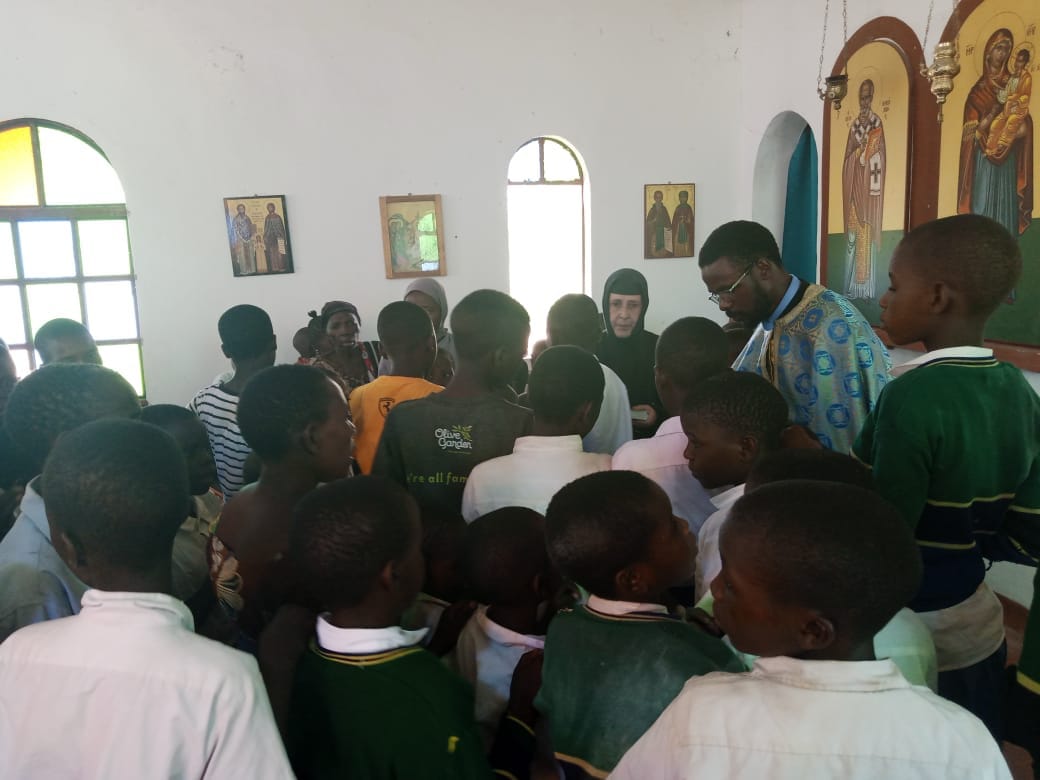 Sfântul Ierarh Nicolae a adus daruri în Tanzania Sfântul Ierarh Nicolae a adus daruri în Tanzania
