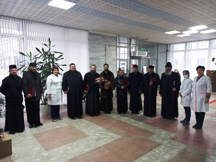 Medicii Spitalului Clinic din Bălți, colindați de Corul „Mitropolit Visarion Puiu”