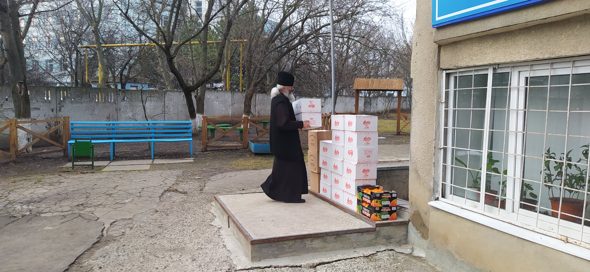 Daruri de Crăciun din partea Mănăstirii Hadâmbu pentru sute de copii din Basarabia