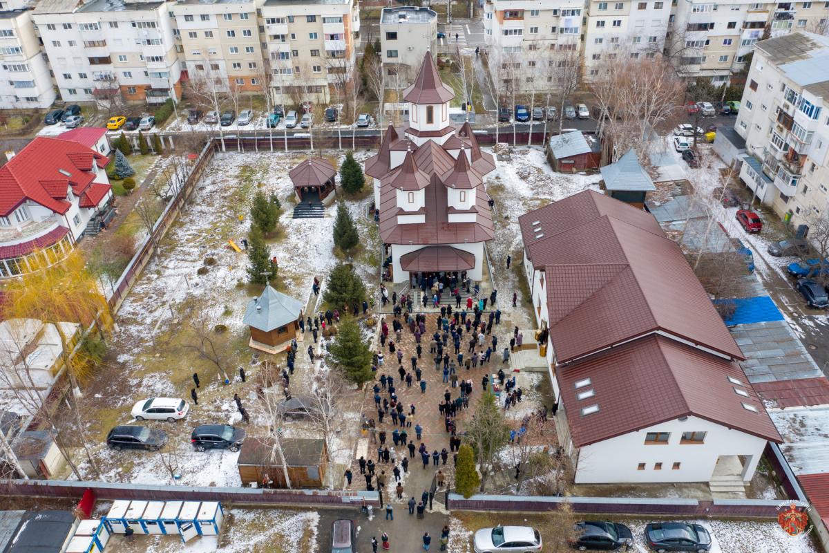 Liturghie arhierească la hramul Parohiei „Sfinţii Trei Ierarhi” din Bacău