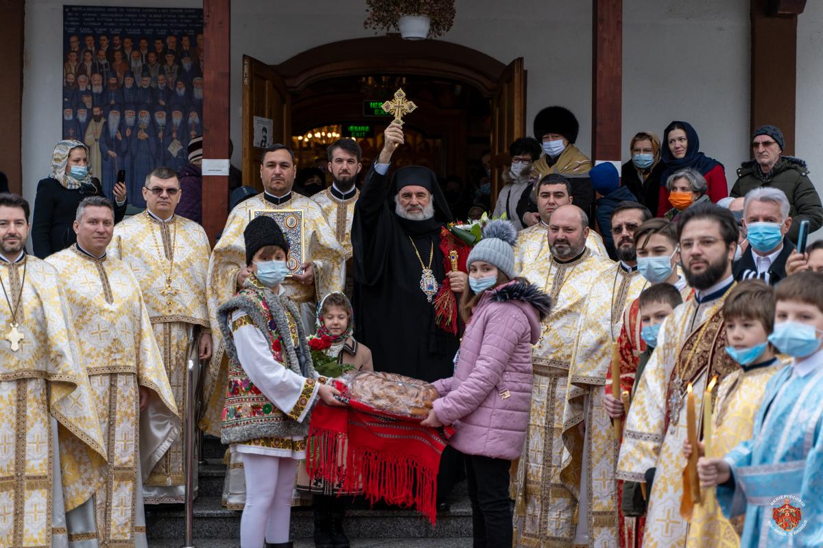 Liturghie arhierească la hramul Parohiei „Sfinţii Trei Ierarhi” din Bacău