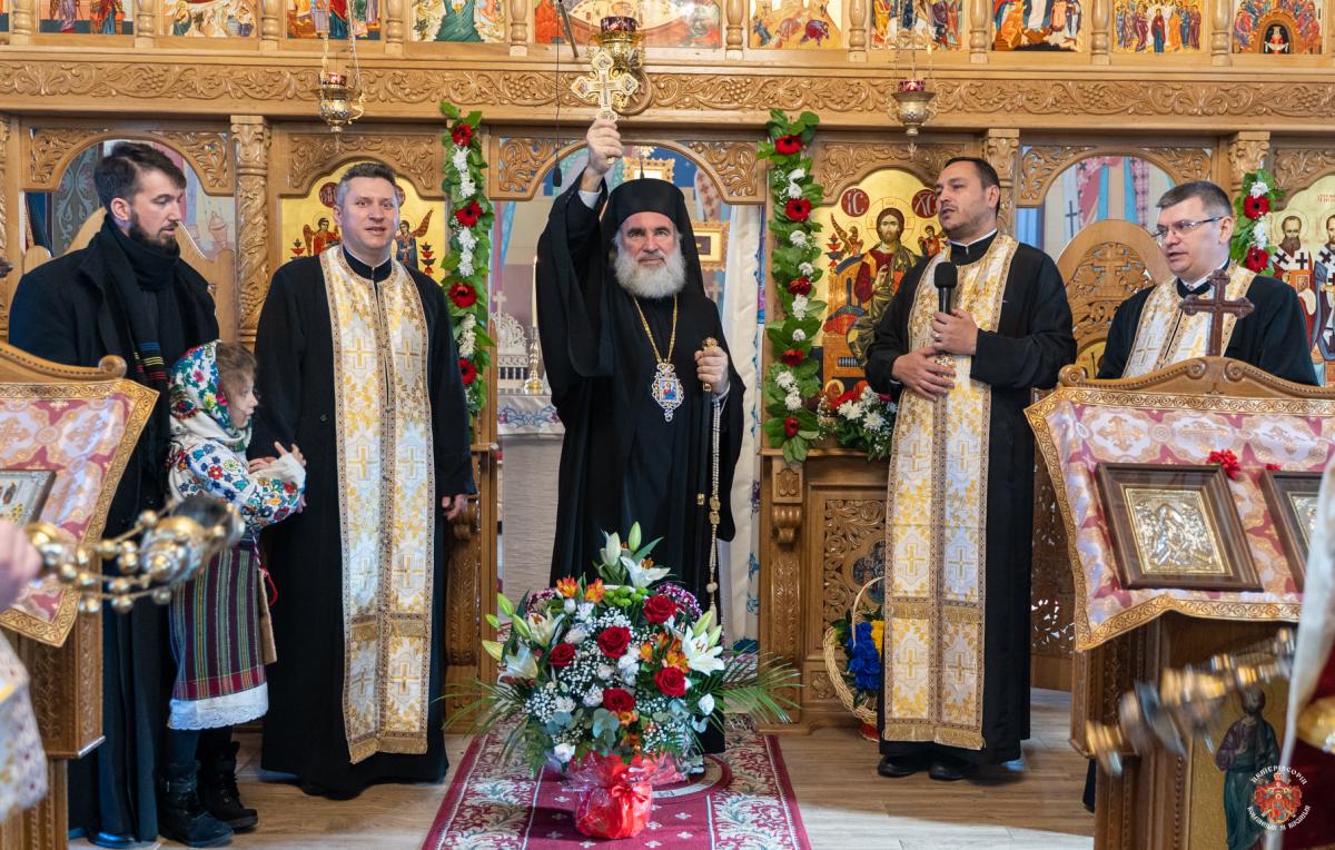 Liturghie arhierească la hramul Parohiei „Sfinţii Trei Ierarhi” din Bacău