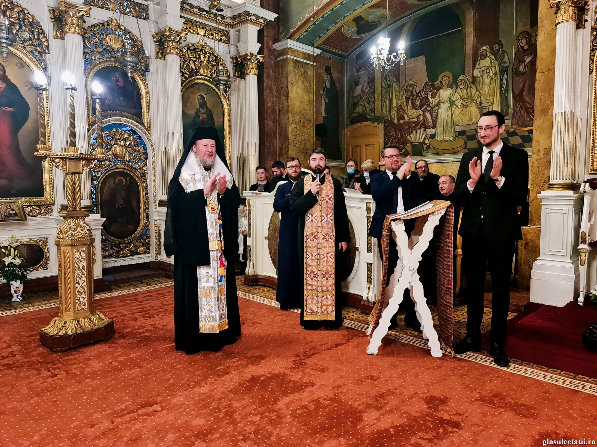 Foto: glasulcetatii.ro Arad: Câștigătorii Concursului „Colindăm, Doamne, colind” au fost premiați
