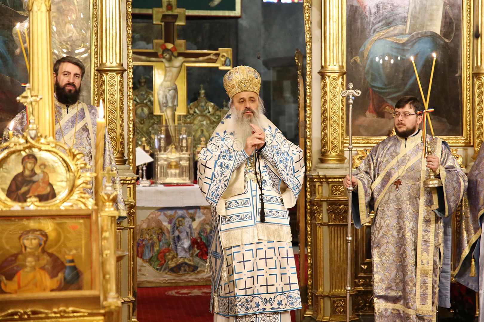 Sfânta Liturghie de Bobotează, săvârșită la patru altare diferite în incinta Ansamblului mitropolitan din Iași: „Prin Botez, am primit demnitatea de creștini”