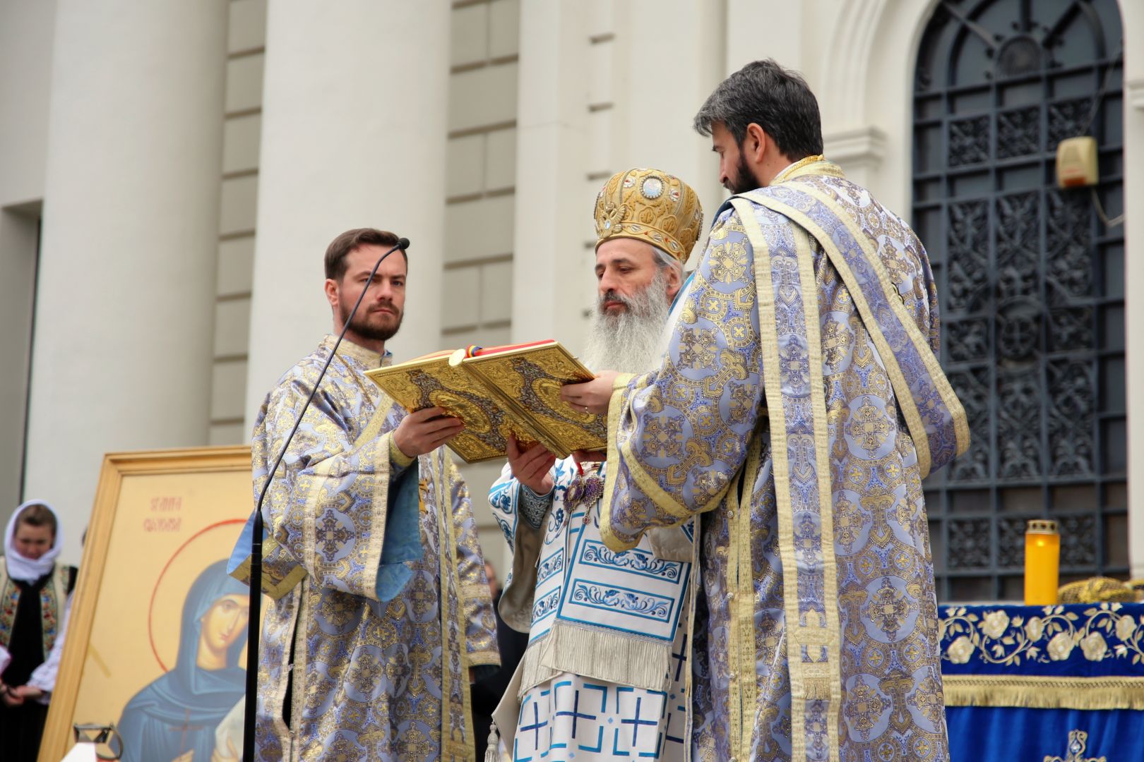 Sfânta Liturghie de Bobotează, săvârșită la patru altare diferite în incinta Ansamblului mitropolitan din Iași: „Prin Botez, am primit demnitatea de creștini”
