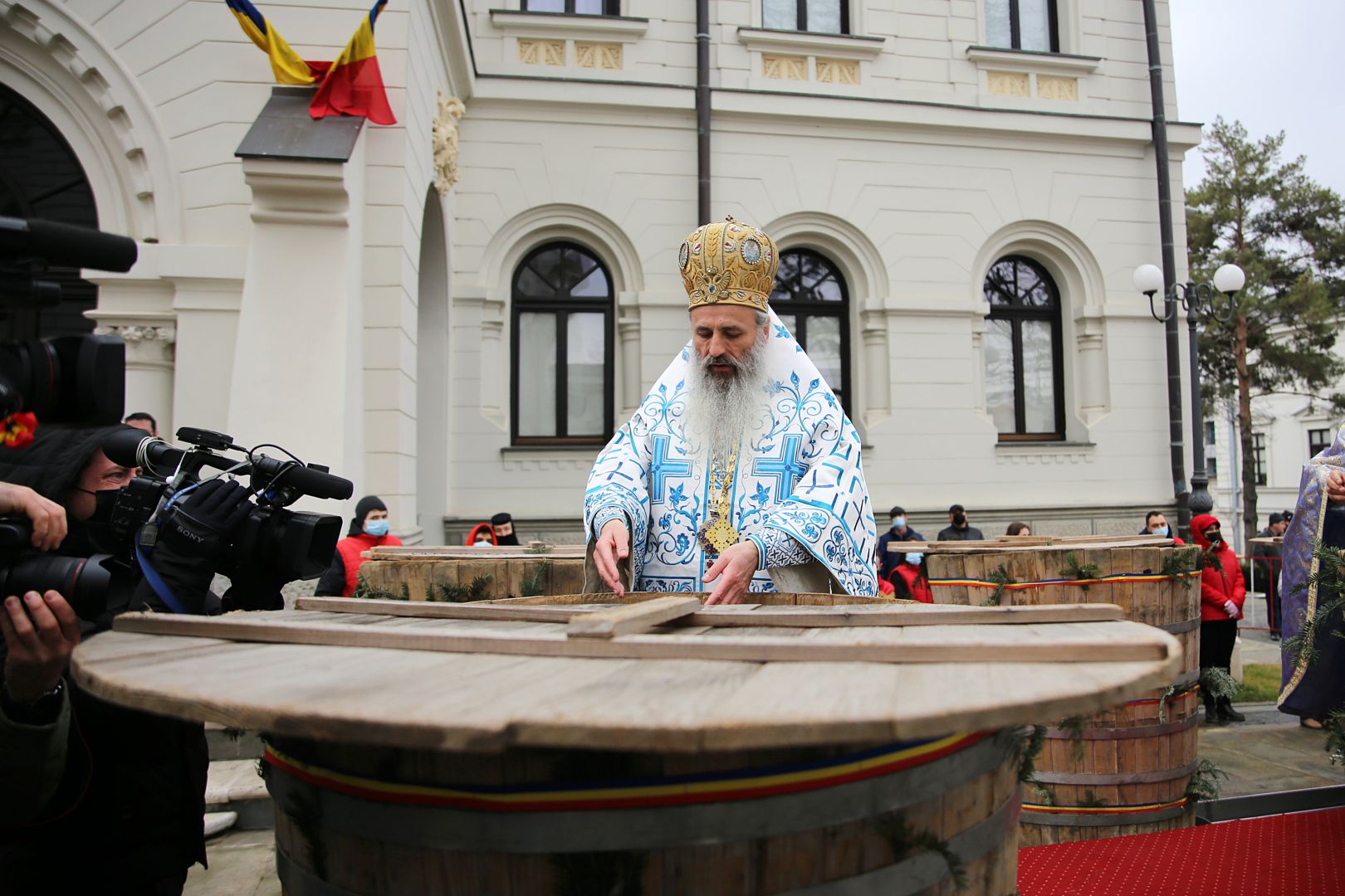 Sfânta Liturghie de Bobotează, săvârșită la patru altare diferite în incinta Ansamblului mitropolitan din Iași: „Prin Botez, am primit demnitatea de creștini”