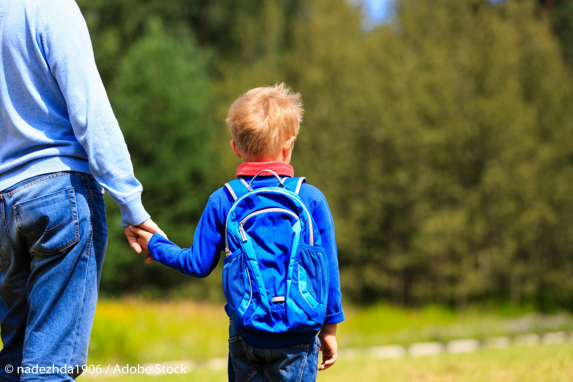 De unde știu care este motivul pentru care copilul meu se poartă urât? / Foto: AdobeStock copil de mână cu tatăl