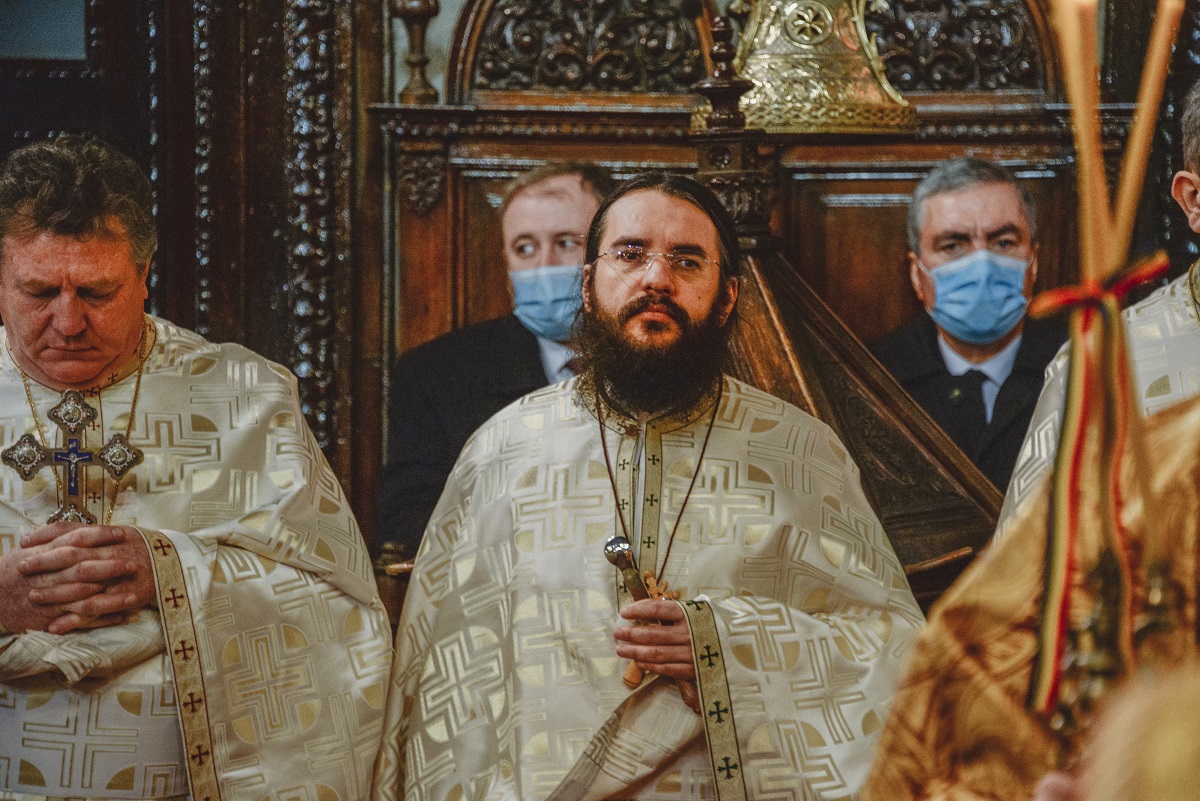 Hramul Facultății de Teologie din Iași, în prezența a trei ierarhi. Unui părinte profesor emerit i-a fost acordată distincția „Crucea Patriarhală”
