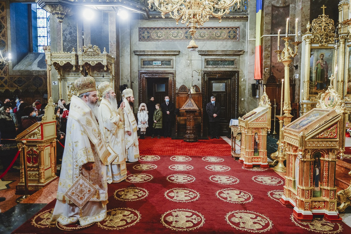 Hramul Facultății de Teologie din Iași, în prezența a trei ierarhi. Unui părinte profesor emerit i-a fost acordată distincția „Crucea Patriarhală”