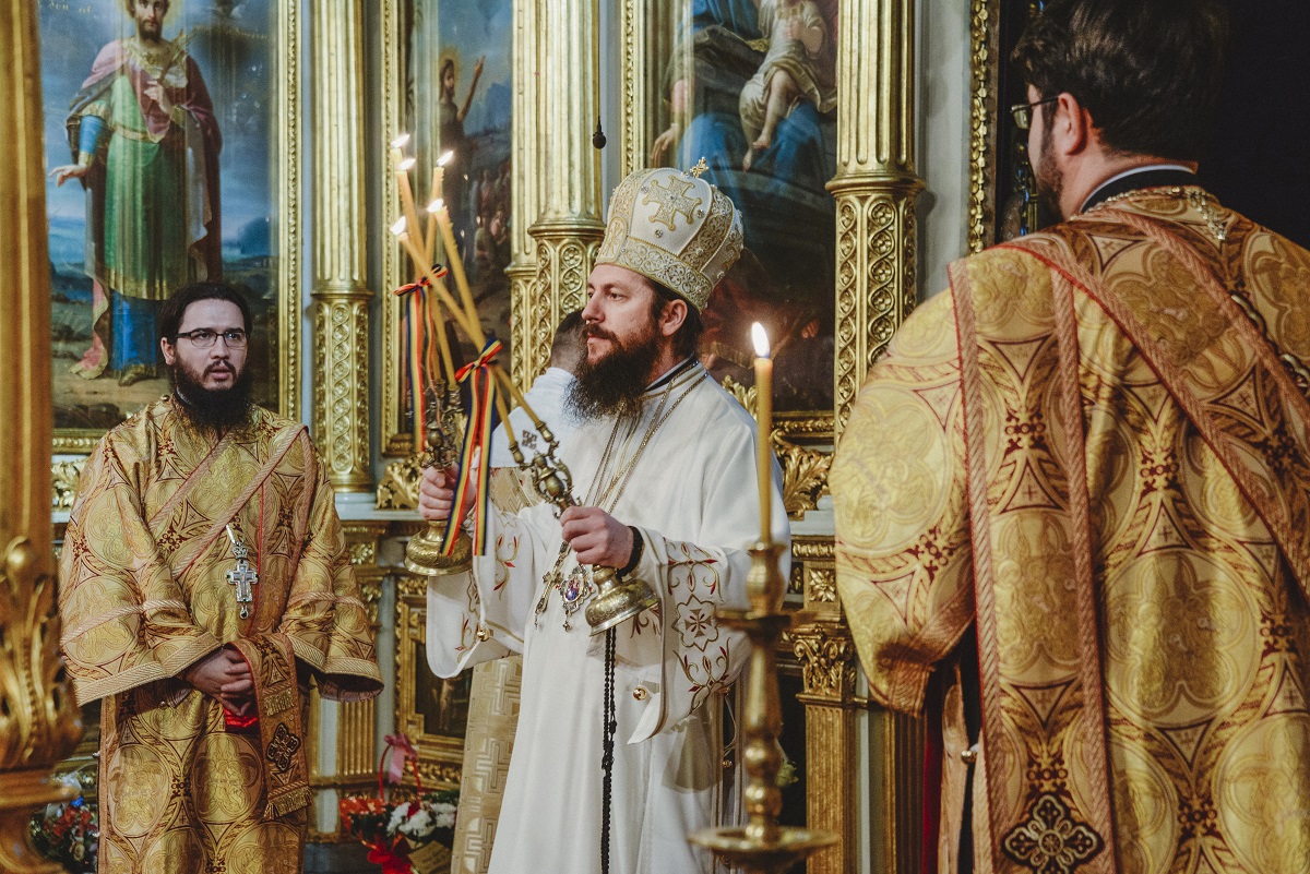 Hramul Facultății de Teologie din Iași, în prezența a trei ierarhi. Unui părinte profesor emerit i-a fost acordată distincția „Crucea Patriarhală”