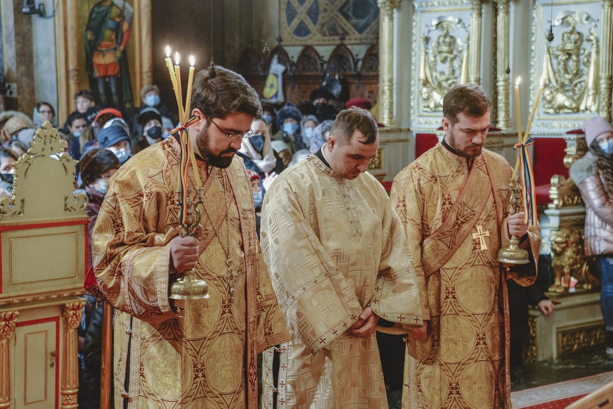 Hramul Facultății de Teologie din Iași, în prezența a trei ierarhi. Unui părinte profesor emerit i-a fost acordată distincția „Crucea Patriarhală”