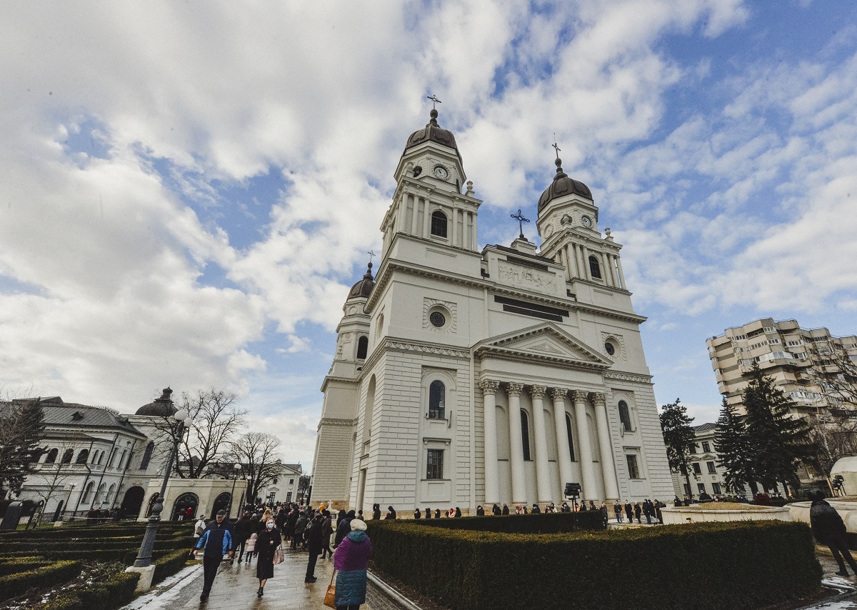 Hramul Facultății de Teologie din Iași, în prezența a trei ierarhi. Unui părinte profesor emerit i-a fost acordată distincția „Crucea Patriarhală”