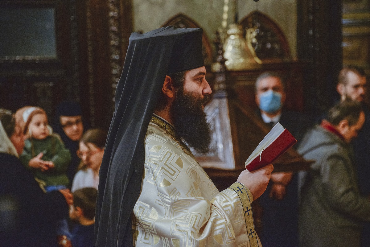 Hramul Facultății de Teologie din Iași, în prezența a trei ierarhi. Unui părinte profesor emerit i-a fost acordată distincția „Crucea Patriarhală”